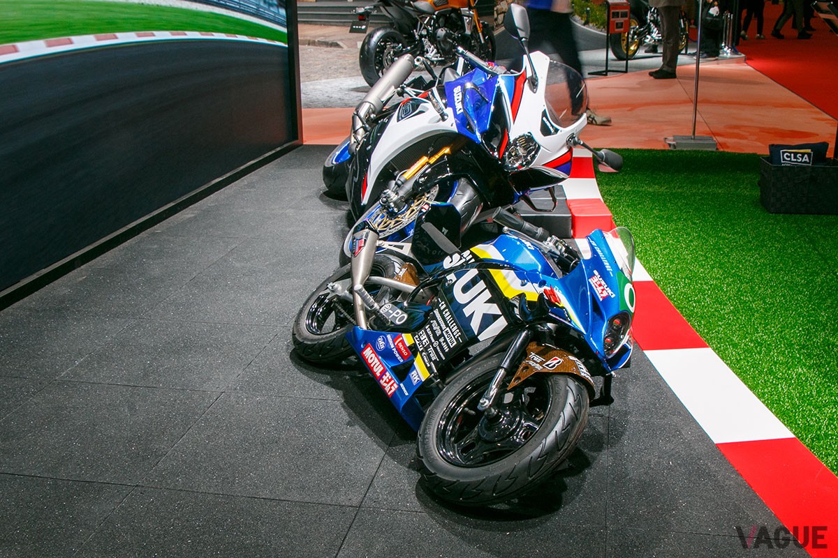 「e-PO」のパワートレインを搭載した新型「GSX-R1000R」そっくりのピットバイク（手前）