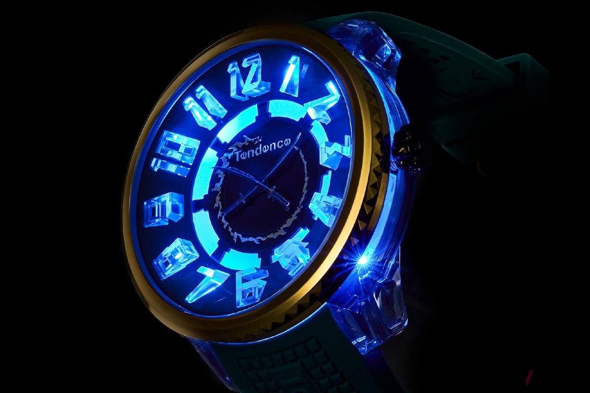 ボタンを押すだけでダイヤルが明るく発光