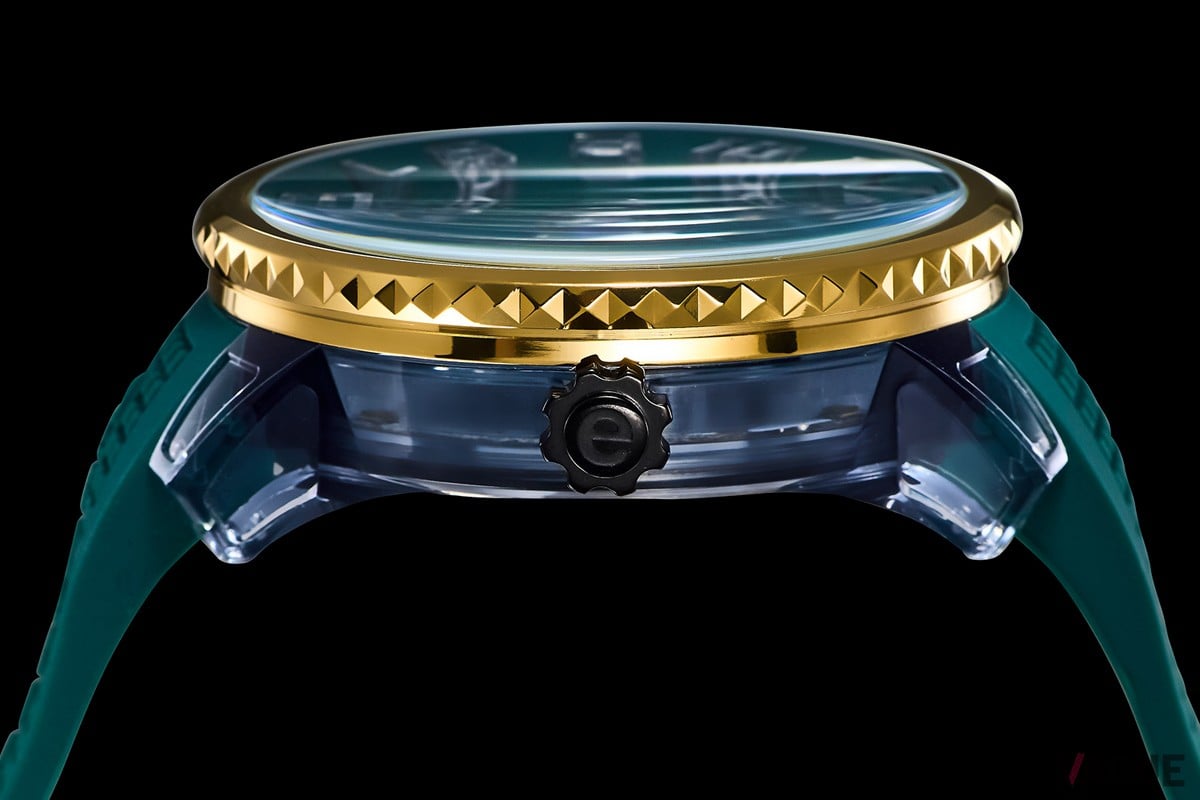 テンデンスらしい大胆なケース