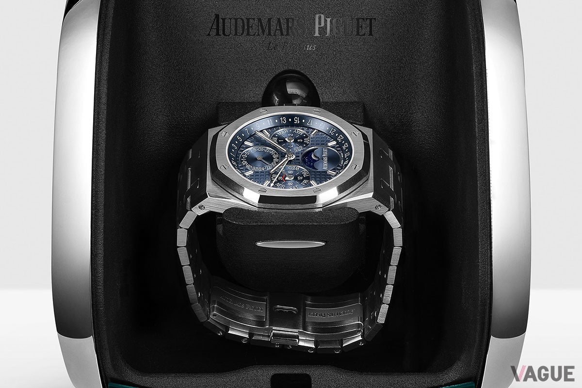 ボックス内に時計をセットして蓋を閉めると自動でシステムが作動。カメラが捉えた視覚データをAIが解析し、りゅうずを物理的に操作する