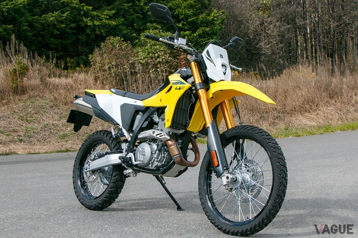 スズキの新しい本格オフロードバイク「DR-Z4S」の走りとは？ 25年ぶり誕生の新型は“秀逸な電子制御”を搭載！ 誰もが“悪路走行の醍醐味”を味わえます