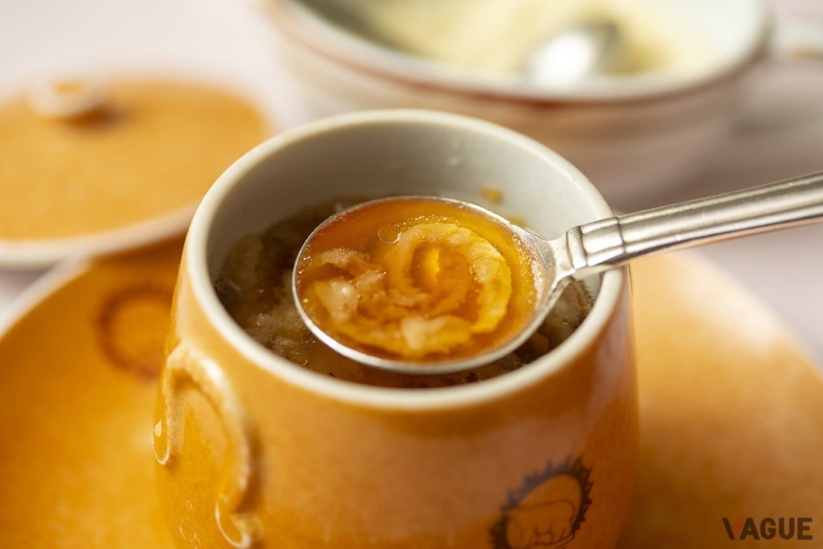 金色に輝くスープ。揚げてあるタマネギはトロトロに