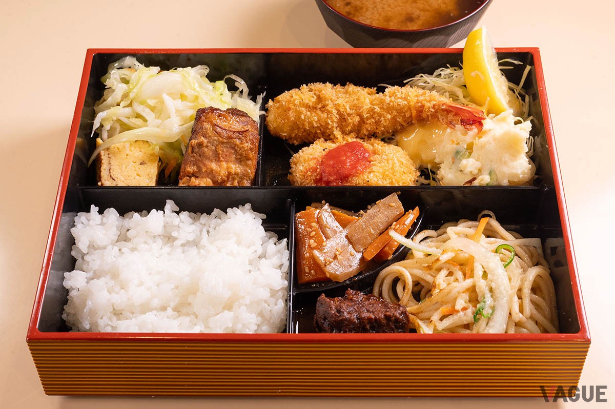 大越弁当1700円。焼き物、揚げ物、煮物、サラダなどおかずが色々。味噌汁、コーヒー付き、テイクアウト可能