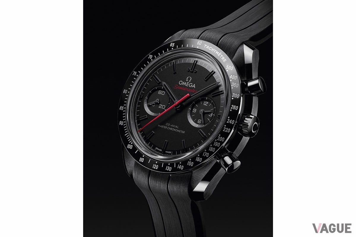 針とインデックスはブラック、センター秒針と“Speedmaster”の文字のみレッドのアクセントカラーを効かせた「Ref.310.92.44.51.01.001」（226万6000円 消費税込）