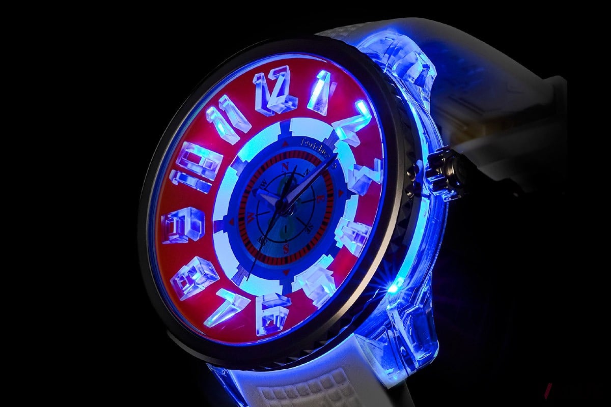 ボタンを押すだけでダイヤルが明るく発光