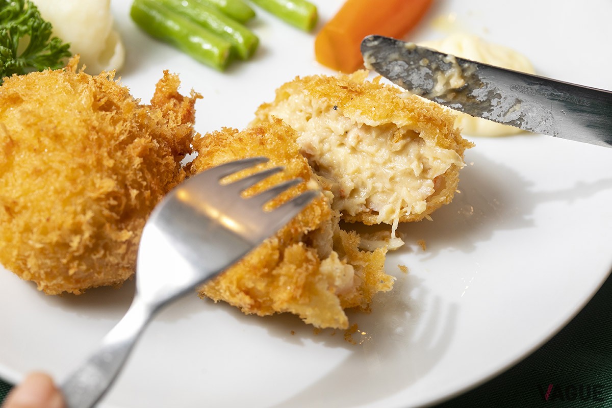 ▲口に入れた途端、カニとエビの旨味が広がってくるコロッケ。うっとりする美味しさ