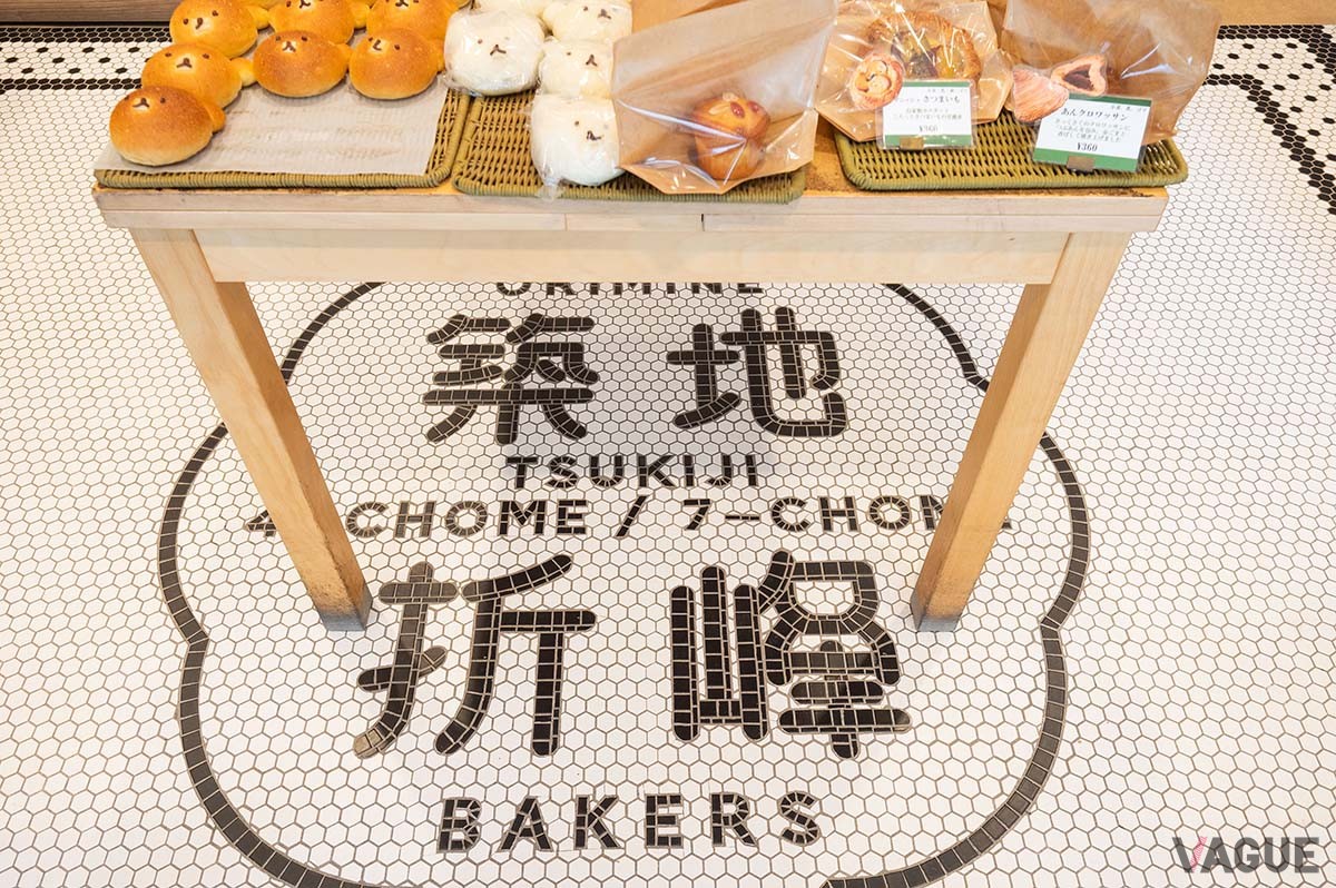 店の床には、タイルで描いた店のロゴマークが