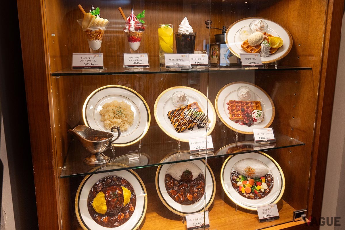 店頭にあるサンプル。ワッフルやパフェも気になる