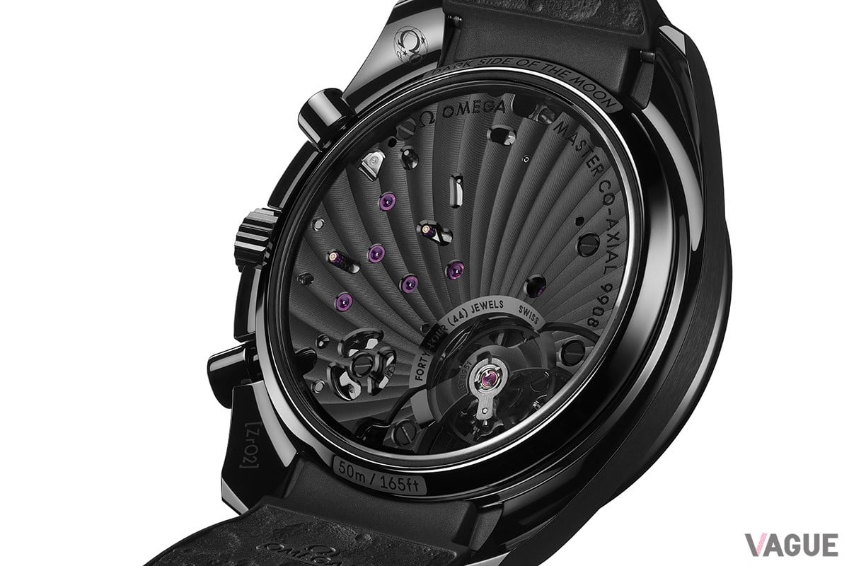 内蔵する手巻き式 コーアクシャル マスター クロノメーター Cal.9908 も黒一色で仕上げた特別仕様。 ラバーストラップの裏側にも注目してみてほしい