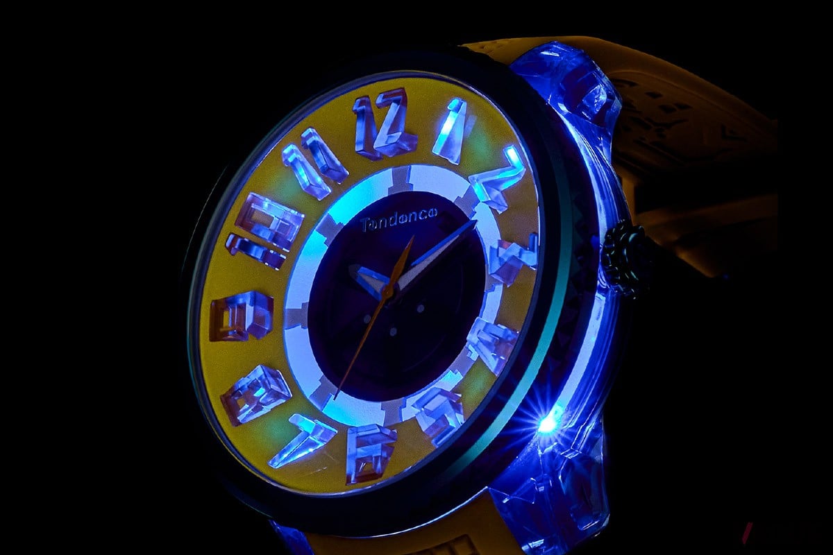 ボタンを押すだけでダイヤルが明るく発光