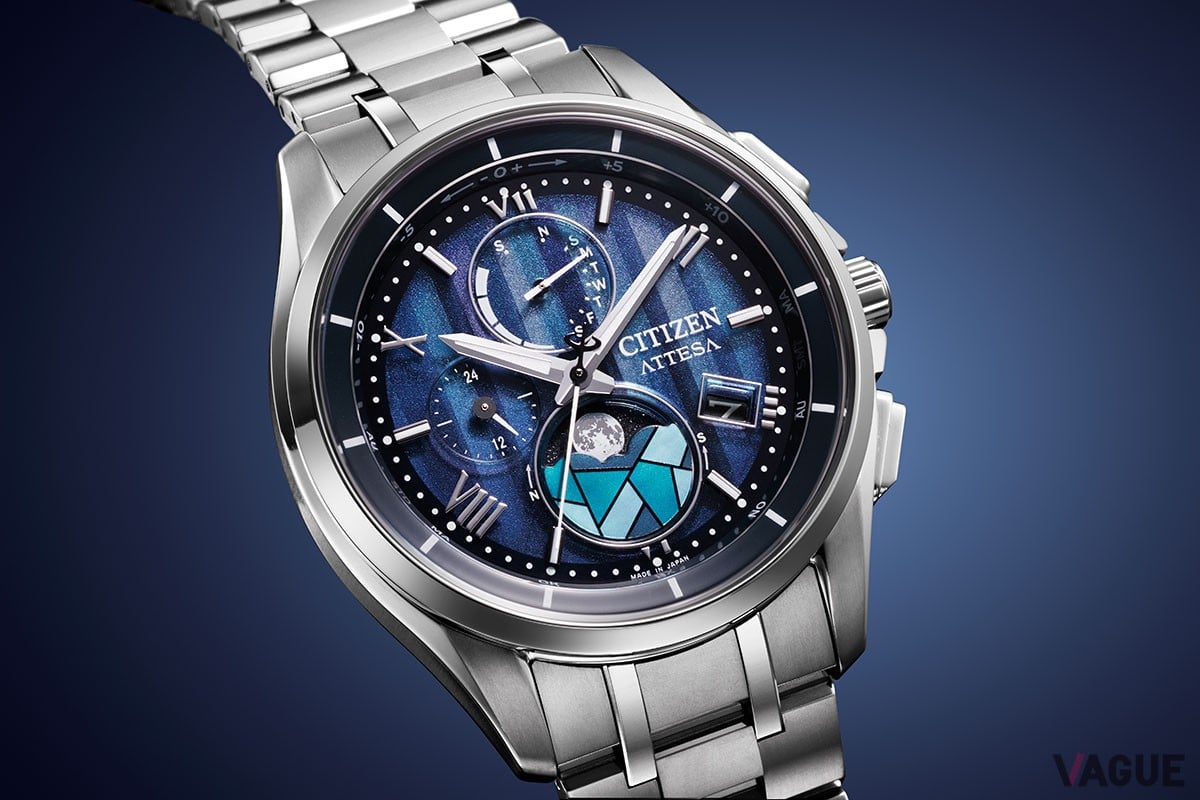 星降る夜を思わせるメインダイヤルに浮かぶ月の姿がなんともロマンチック。ステンドグラスを模した月齢板のプレートがアクセントになっている