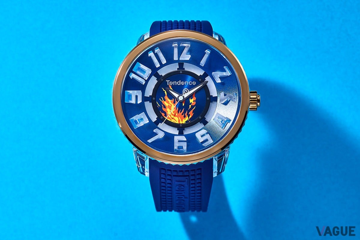 全体のカラーリングはブルーで、燃え上がる炎のコントラストが美しい一本