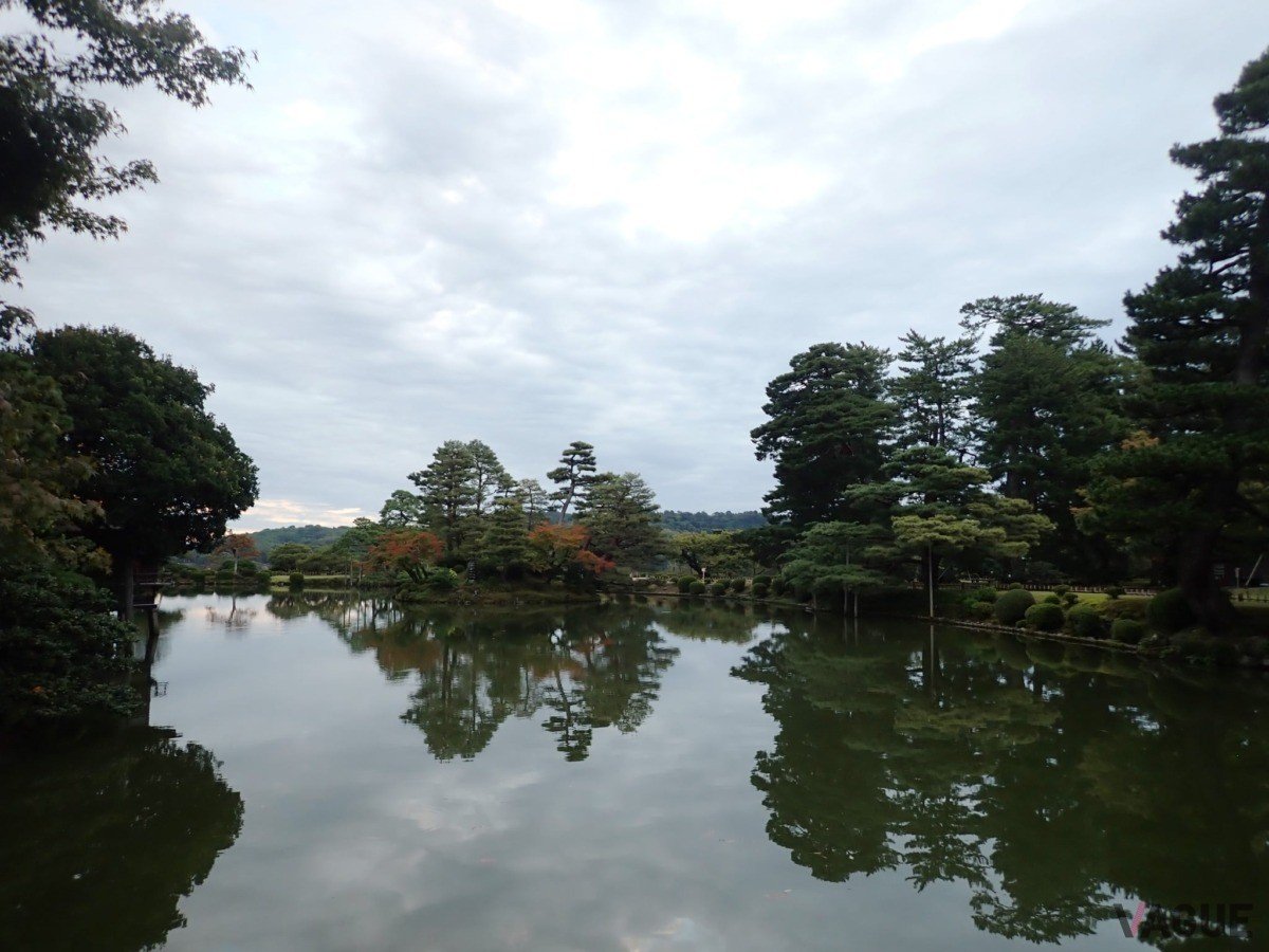 金沢市にある日本三名園のひとつ「兼六園」。旧加賀藩を治めた前田家が長い年月をかけ現在にいたる姿を築き上げた