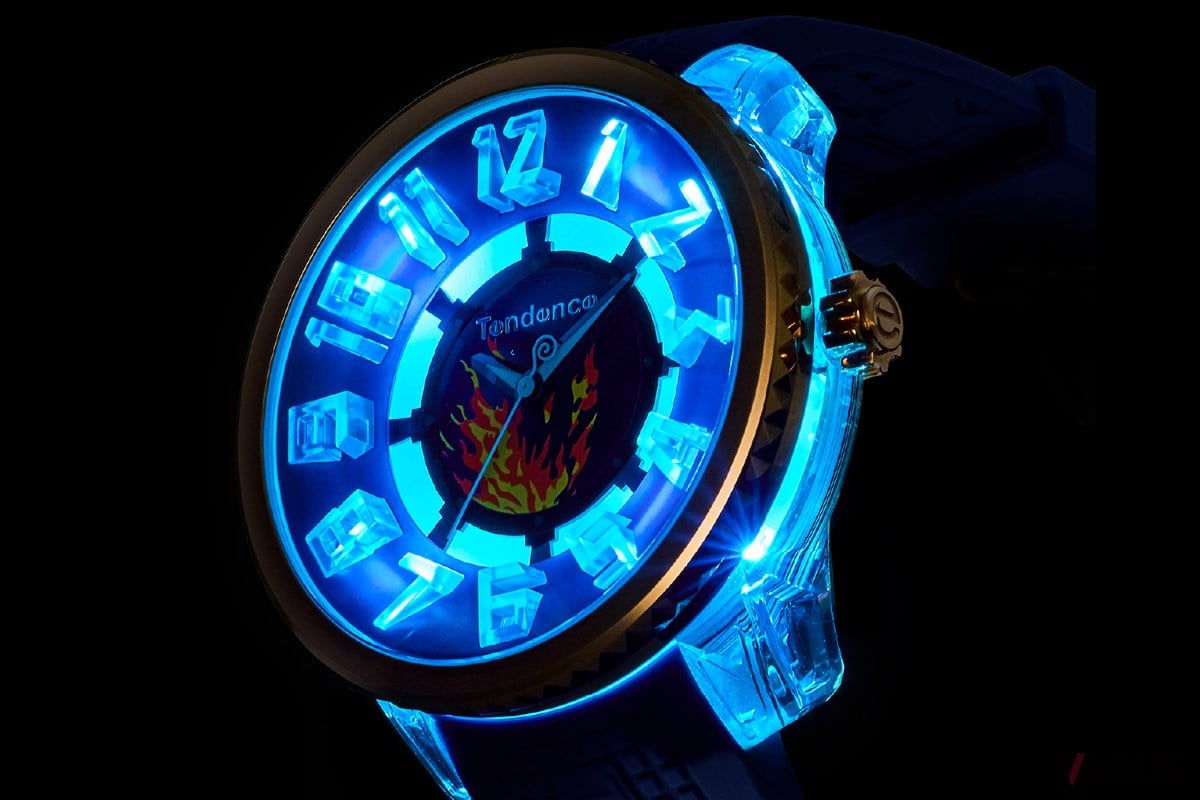 ボタンを押すだけでダイヤルが明るく発光