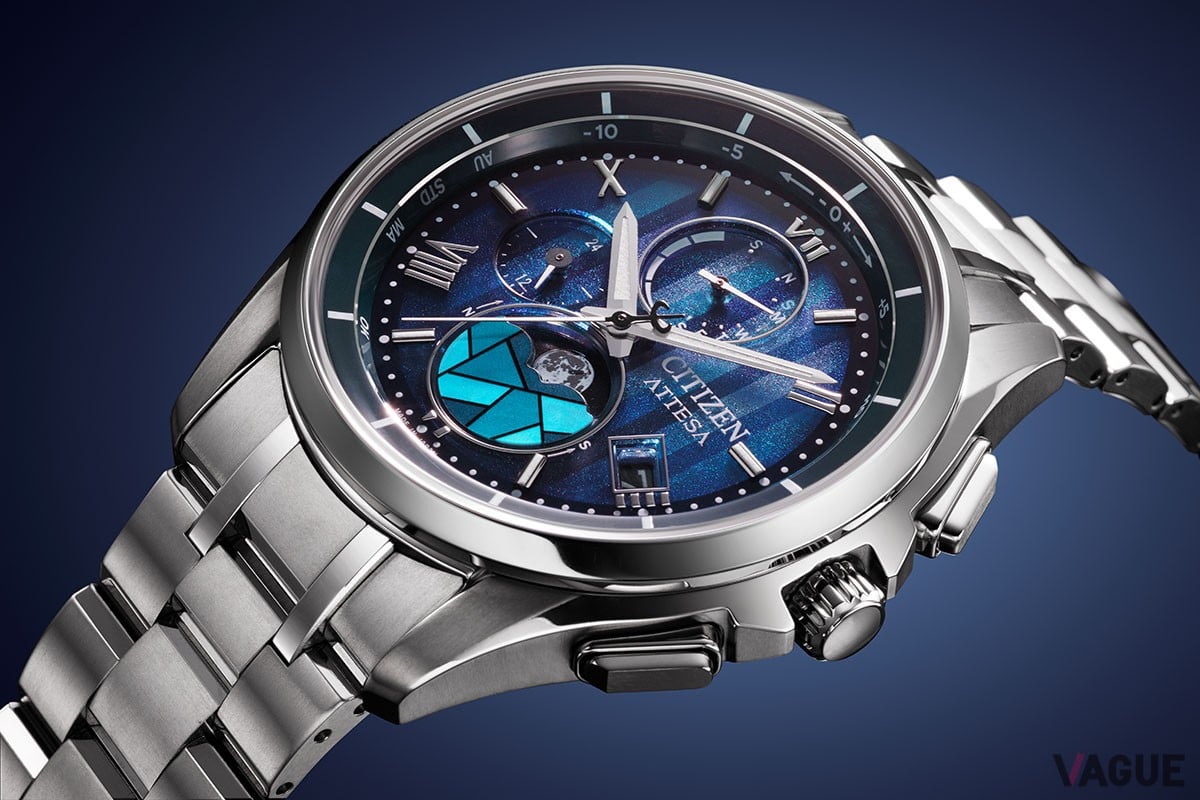 星降る夜を思わせるメインダイヤルに浮かぶ月の姿がなんともロマンチック。ステンドグラスを模した月齢板のプレートがアクセントになっている