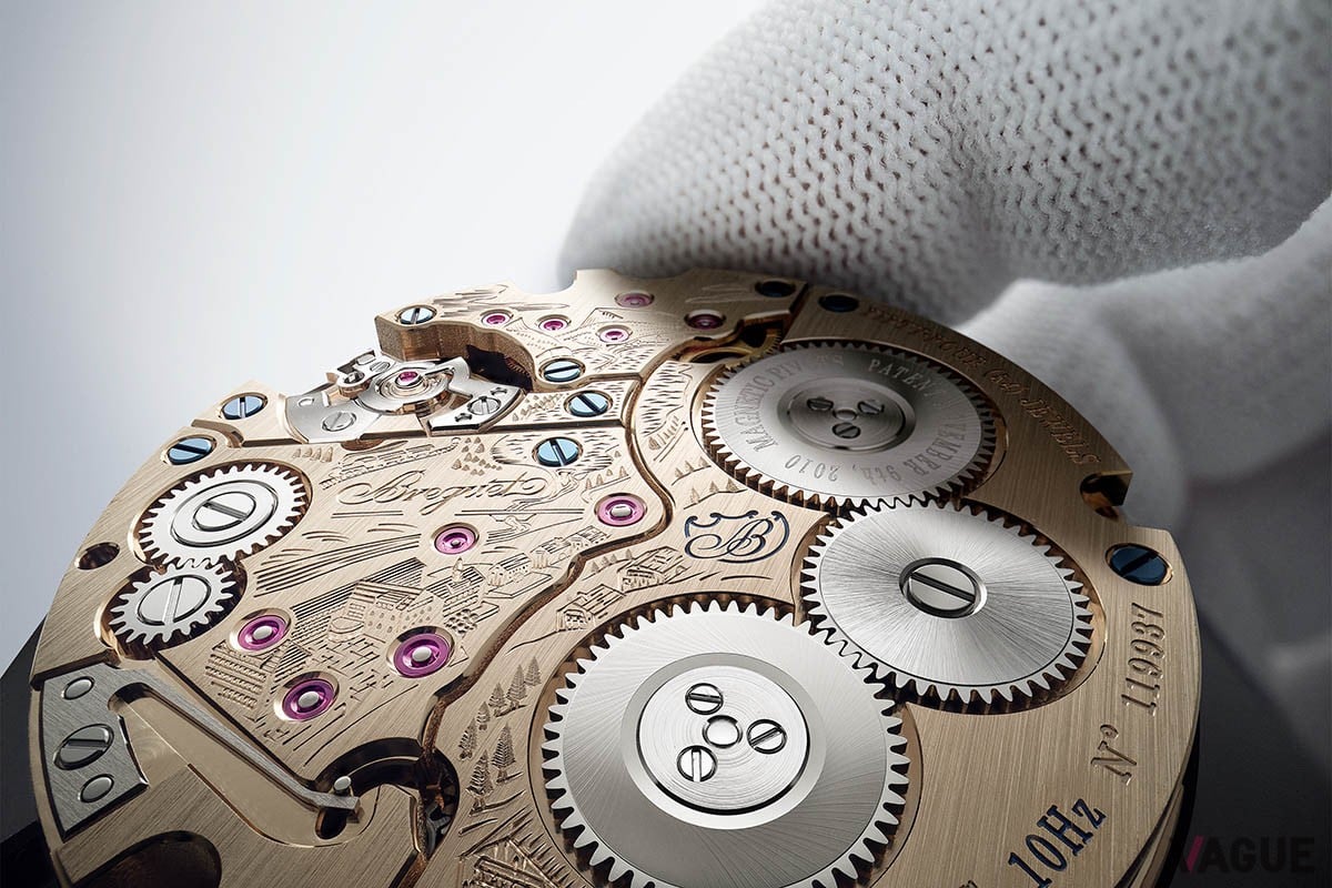 ムーブメントの中央には「ブレゲ・シール（Breguet Seal）」と呼ばれる刻印を施し、その妥協なき高品質の証明となっている