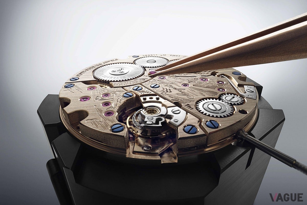 “マグネティック・ピボット”を用いた高精度の74SCムーブメント。ブレゲゆかりシテ島周辺の地図がギヨシェ彫りされている