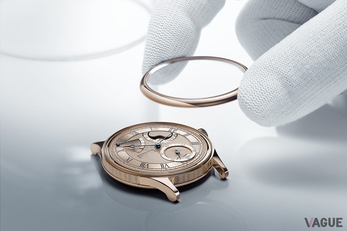 ブレゲゴールドのダイヤルではケ・ド・ロルロージュ模様が手作業のギヨシェ彫りで施されている