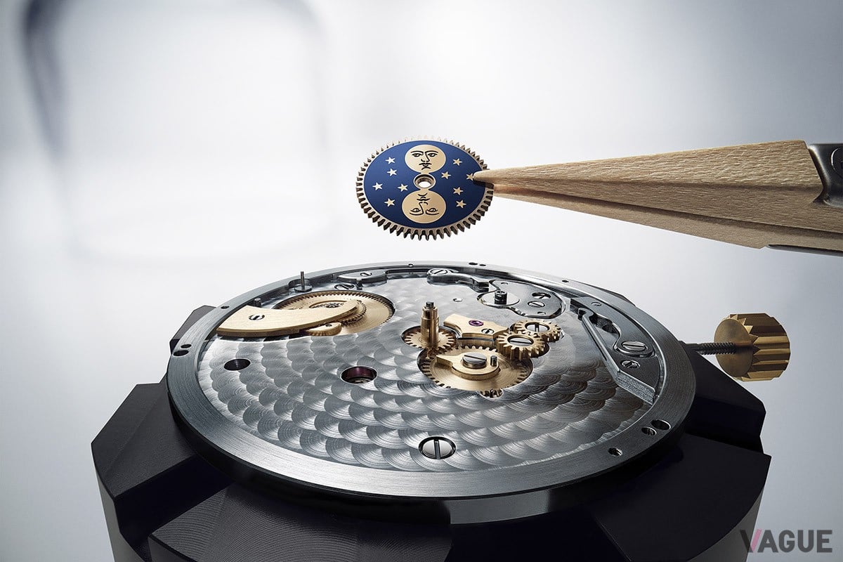 ムーンフェイズの月は、1794年の「No.5」と同じものを再現。この月もまたブレゲゴールド製