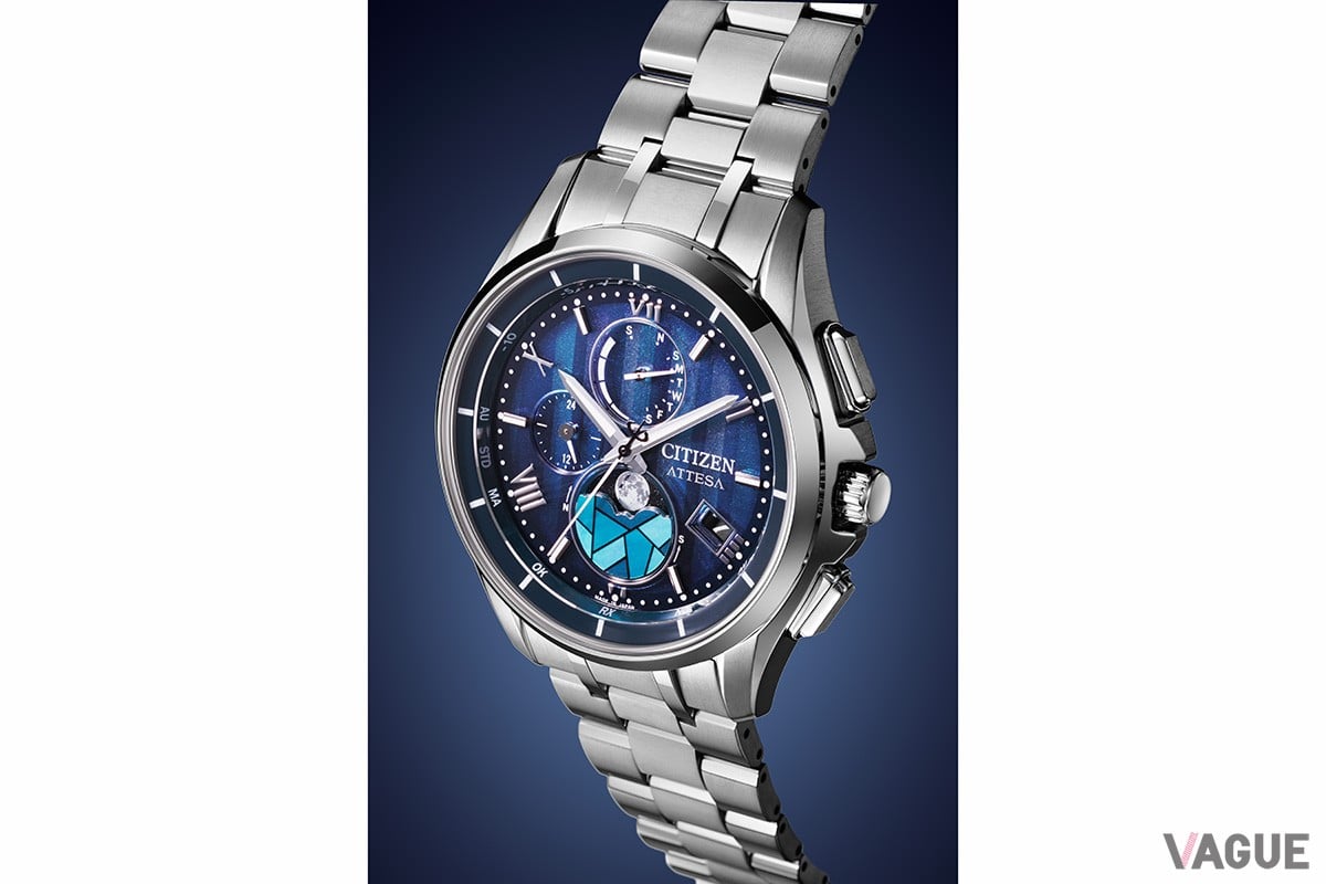 星降る夜を思わせるメインダイヤルに浮かぶ月の姿がなんともロマンチック。ステンドグラスを模した月齢板のプレートがアクセントになっている