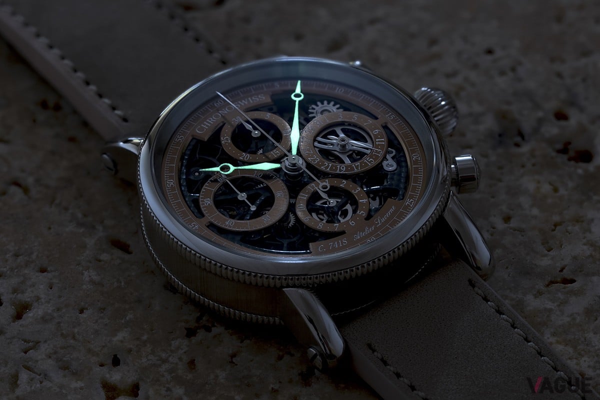 クラシカルなブレゲ針にはロジウムコーティングを施して視認性を確保。暗所でも放つほんのりとした光も美しい