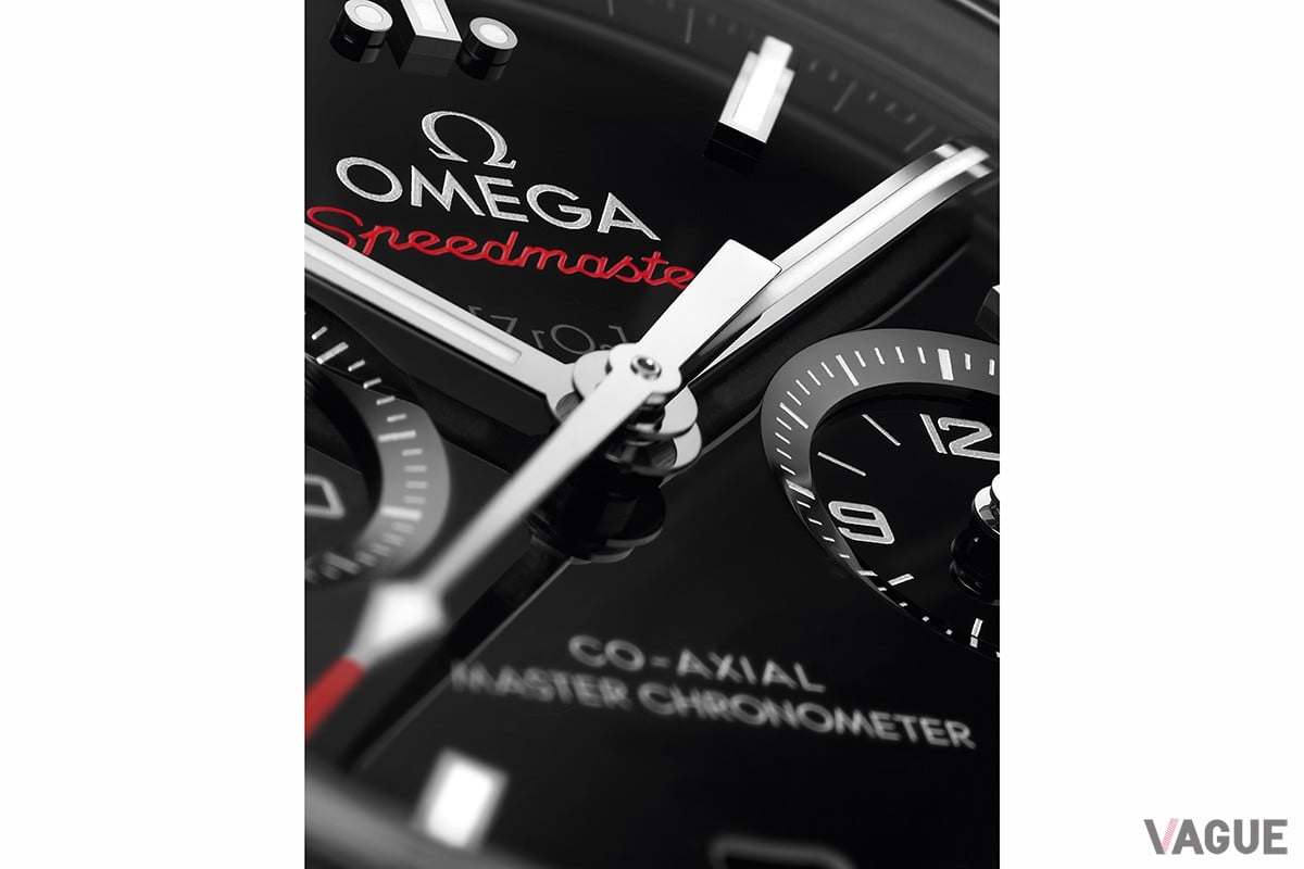 ホワイトのインデックスと針、アクセントカラーのレッドといった伝統的なカラーコードを踏襲。ツヤのあるダイヤルがワンランク上の高級感を演出する