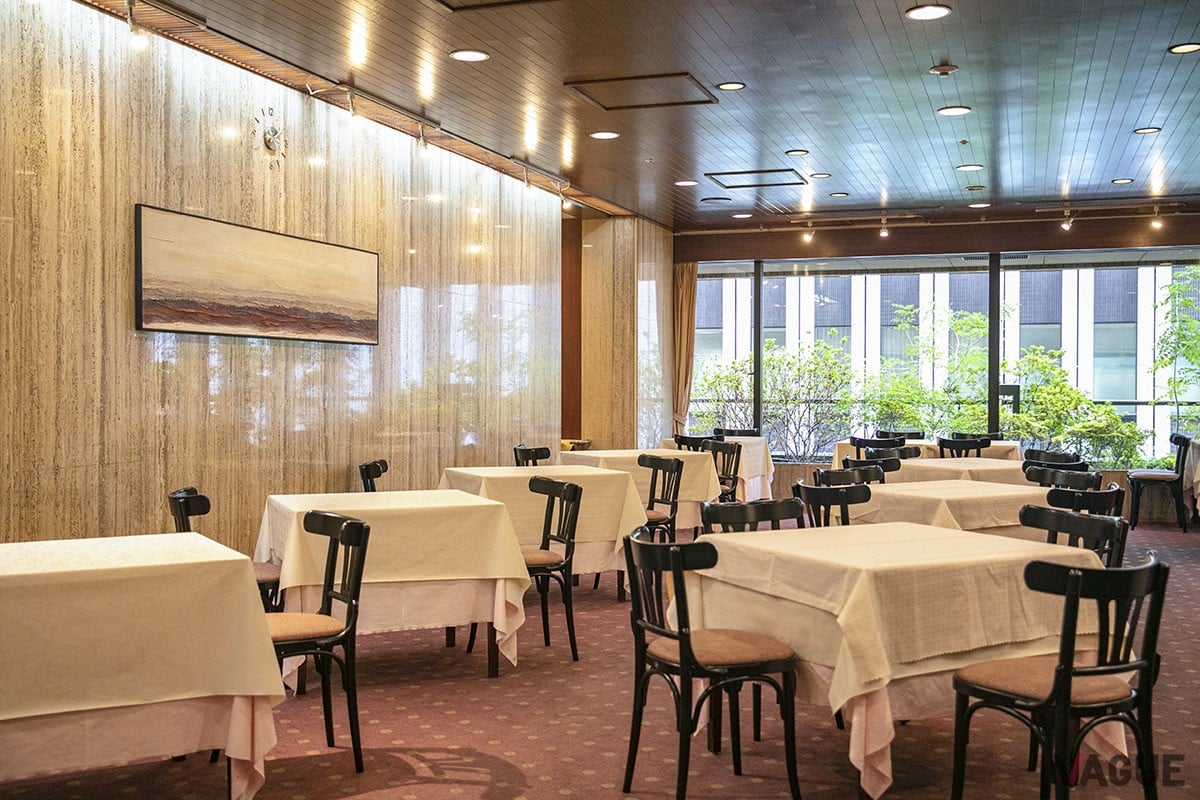 クラシカルな雰囲気の店内。日中は大きな窓から明るい日差しが