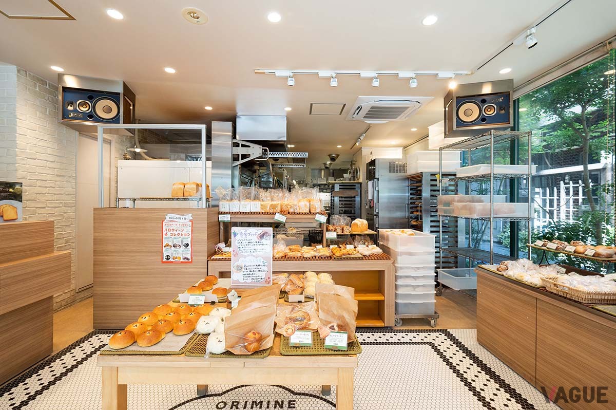 店内。販売スペースの奥に作業スペースがあり、常にパンの焼けるいい香りが漂っている