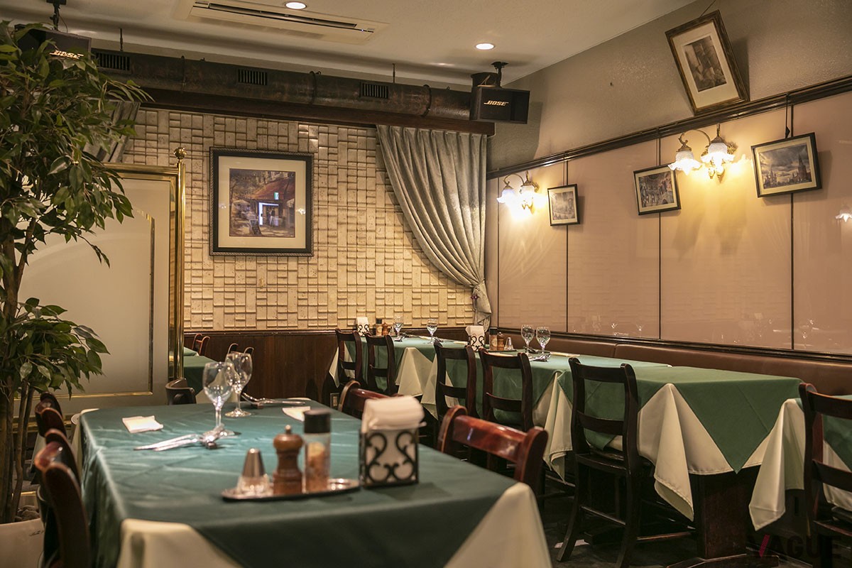 緑色のテーブルクロスが印象的な店内。ロシアの写真などが飾られている