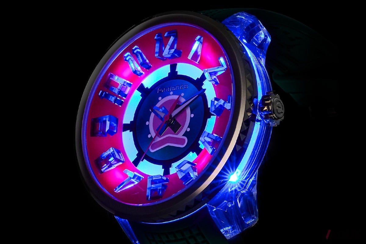 ボタンを押すだけでダイヤルが明るく発光