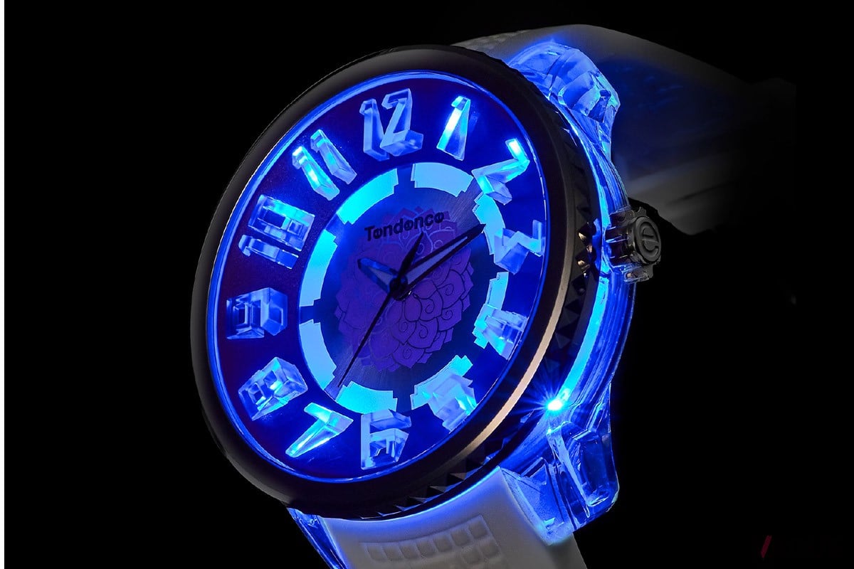 ボタンを押すだけでダイヤルが明るく発光