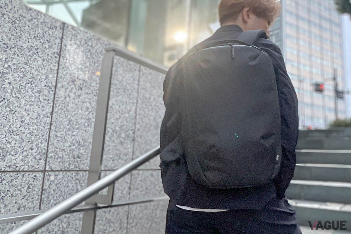 size:W30.5×H40×D8cm。ビジカジスタイルにピッタリ。カジュアルにもあうマットブラックのカラーリングもポイント