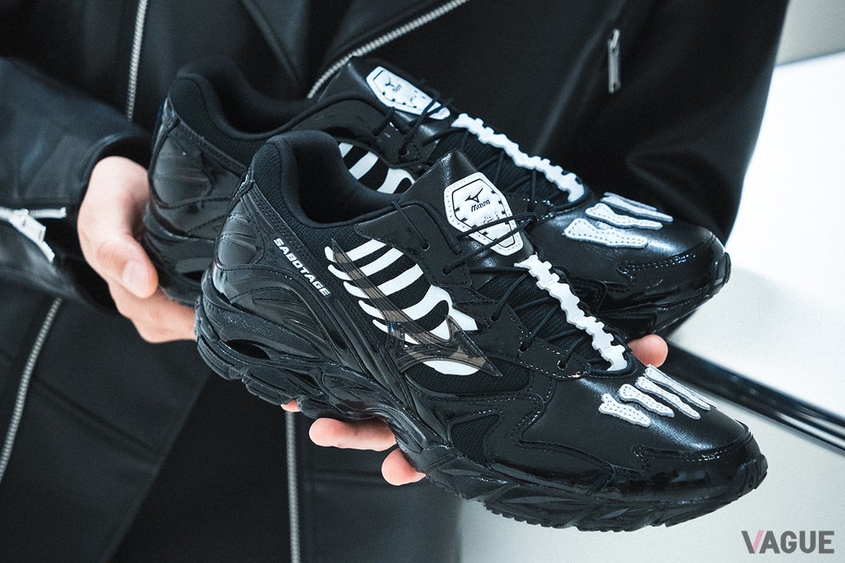 ミズノが世界的スニーカーアーティストと初コラボ！ 名作シューズ