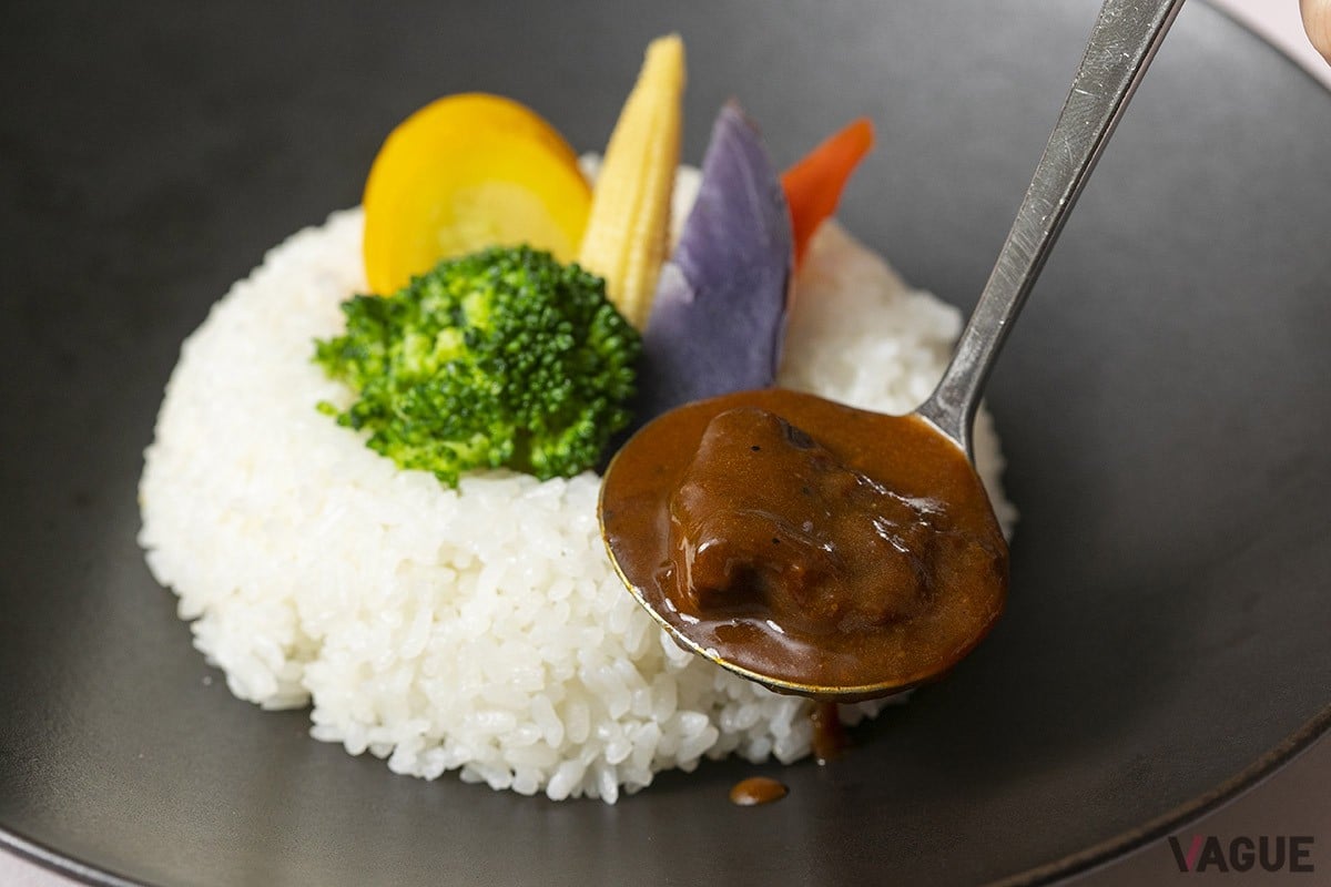 ゴハンの中央には色鮮やかな野菜が。この日はパプリカやヤングコーンなど