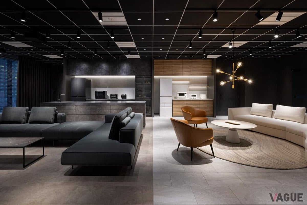 ブラックとホワイトのそれぞれ家電が置かれたリビングキッチンが同空間に存在するCO-CREATION SPACE