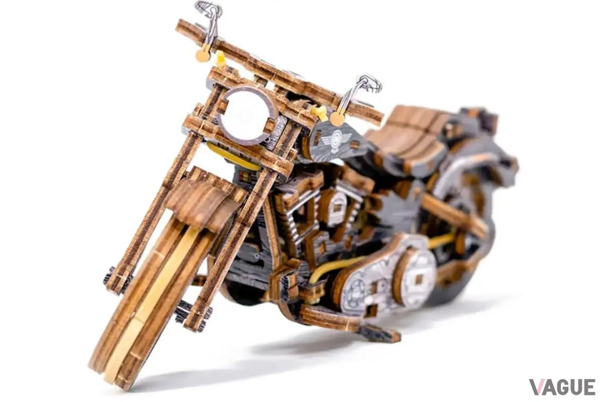 えっ、木なのに走るの… ピストンが上下に動くV型2気筒エンジンを再現