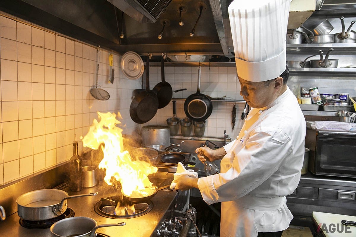 「現在は使っていないバーカウンターや、ライブキッチンなど、新たな提案で、これからもお客様に喜んでいただける料理やサービスを提供していきたいですね」(料理長の宮本衆和さん)