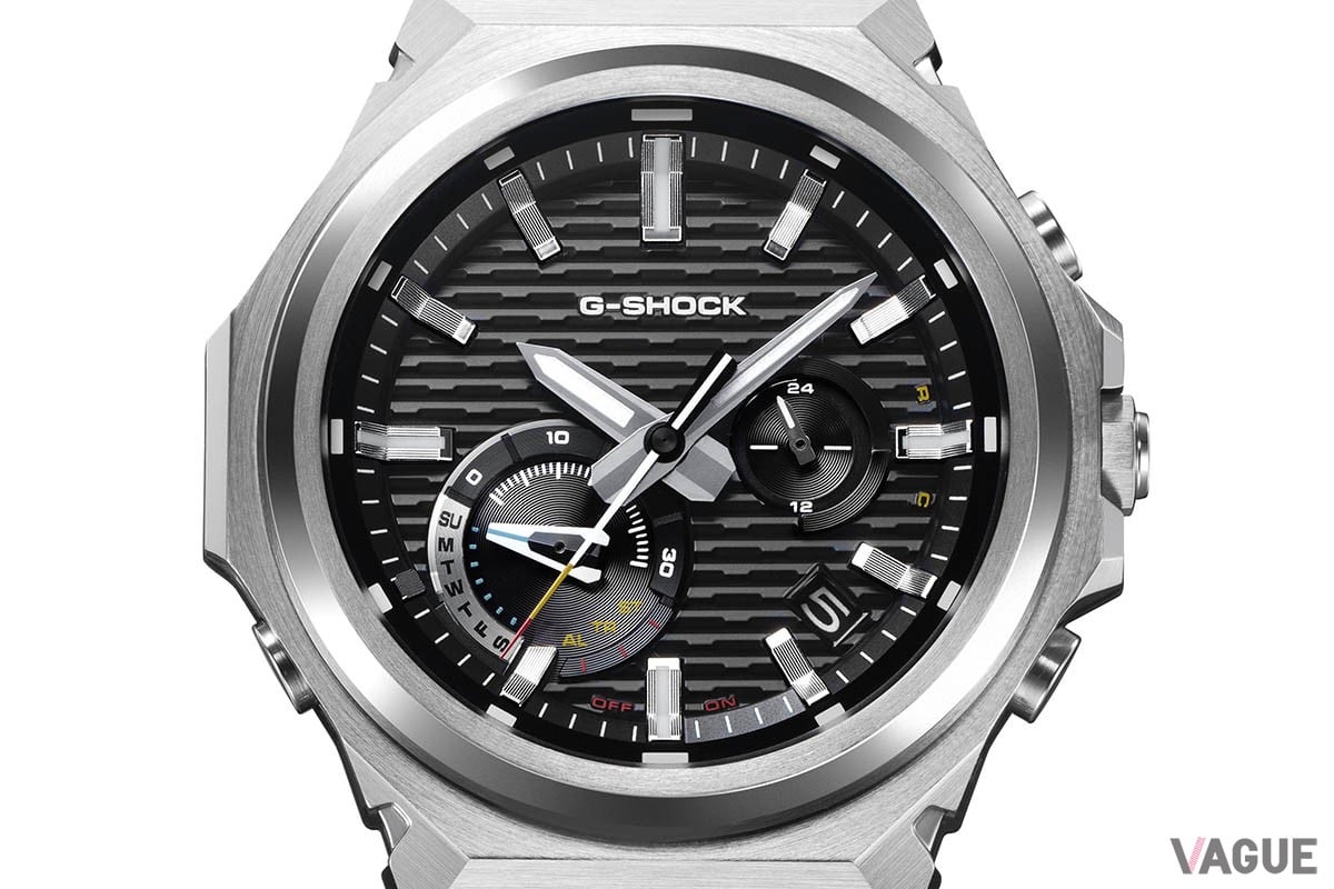 ベゼルにG-SHOCKロゴのない珍しいデザイン。ダイヤルには初号機G-SHOCKの液晶周囲にデザインされていたレンガパターンを立体パターンとして受け継いでいる