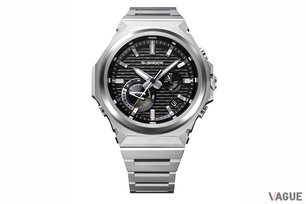 ベゼルにG-SHOCKロゴのない珍しいデザイン。ダイヤルには初号機G-SHOCKの液晶周囲にデザインされていたレンガパターンを立体パターンとして受け継いでいる