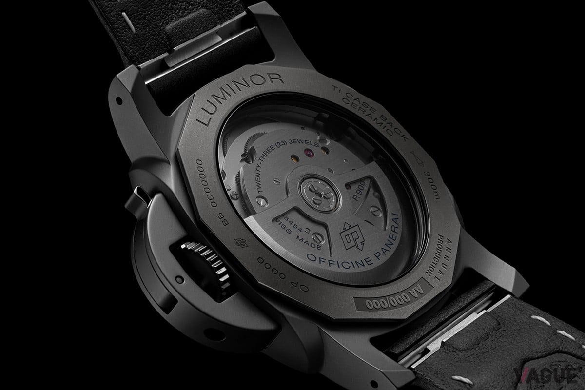 ケースバックはスモークサファイアクリスタルによるシースルー。3日間のパワーリザーブ性能を持つ自社製ムーブメントを確認することができる