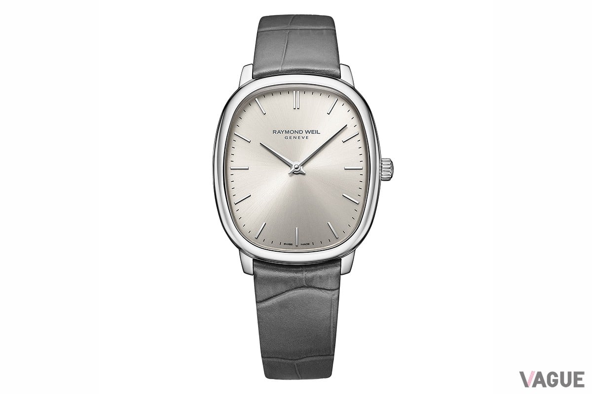 こちらは「オールドシルバー」のダイヤル。いずれもサンレイ仕上げが施されている