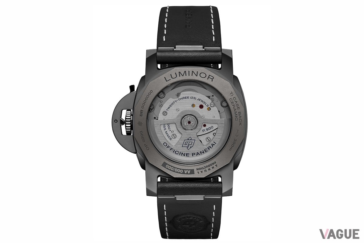 スモークサファイアクリスタルによる裏蓋。防水性は30気圧。魚のマークがワンポイントに