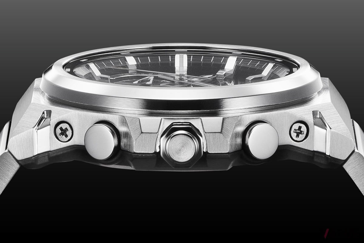 ヘアラインとポリッシュによる適切な仕上げ分けがメタルとしての存在感を強調する