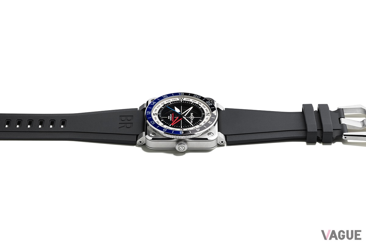 ケースはステンレススチール製の42mm。100mの防水性能も搭載する