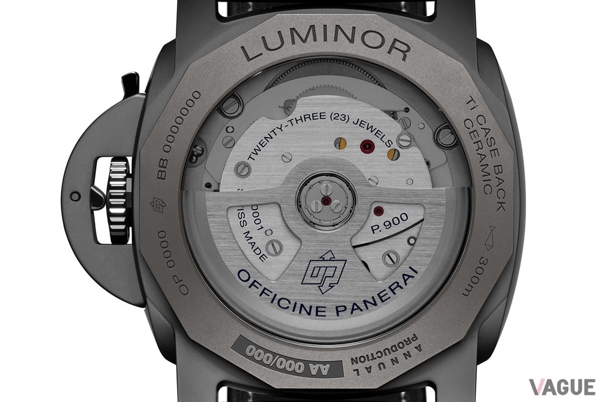 スモークサファイアクリスタルによる裏蓋。防水性は30気圧。魚のマークがワンポイントに