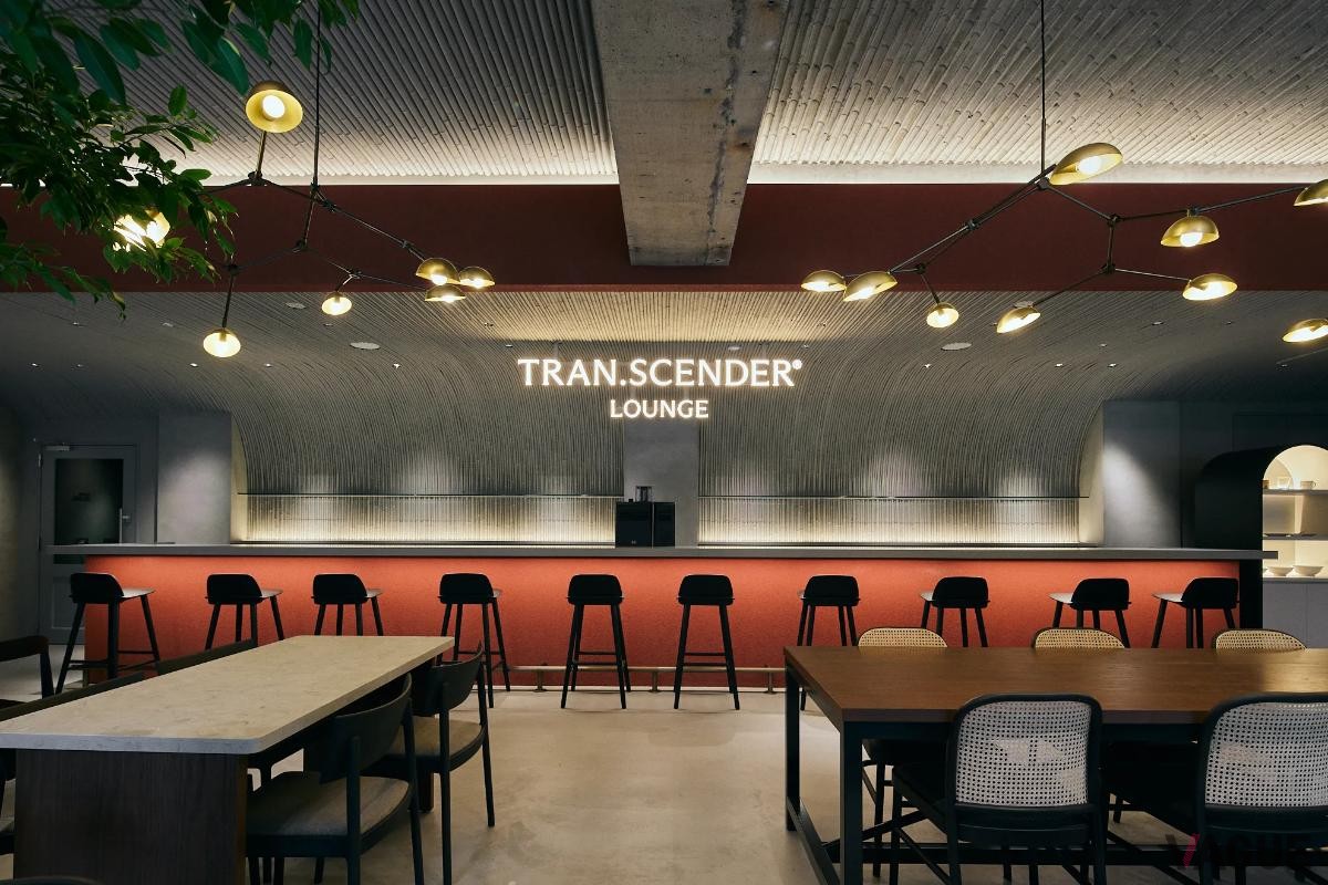TRAN.SCENDER LOUNGE