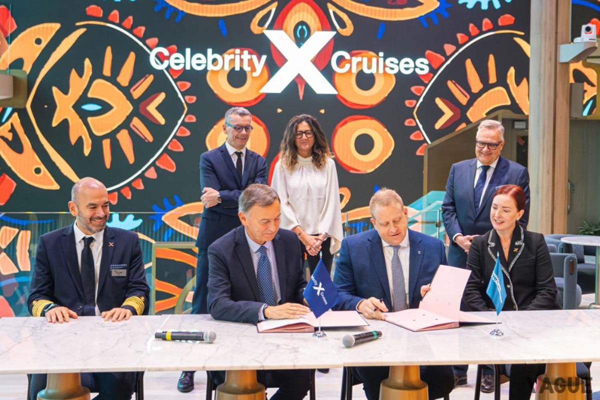 調印式でアトランティック造船所から正式に受領