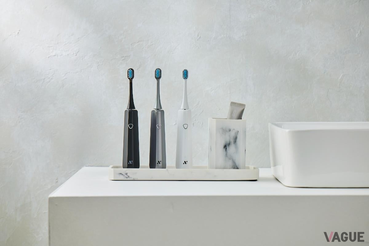「Swing E-Toothbrush 電動歯ブラシ」。“ながら磨き”でもプロの角度、光るブラシで45度が勝手に決まる。特許技術を搭載している