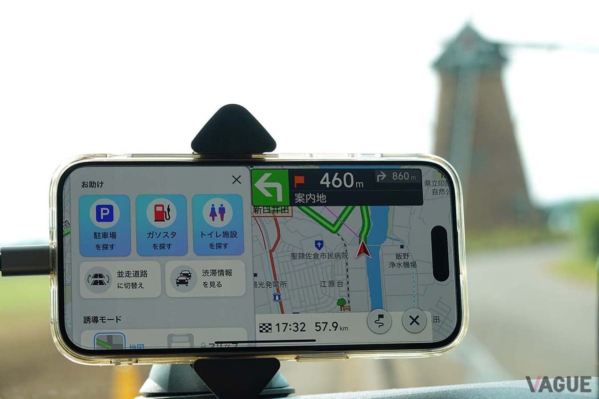 iPone15で展開したCOCCHi（コッチ）。メニューをタップすると、トイレ施設や駐車場などが探せるアイコンを表示するほか、道路切り替えボタンなどすぐに使いたい機能が表示される