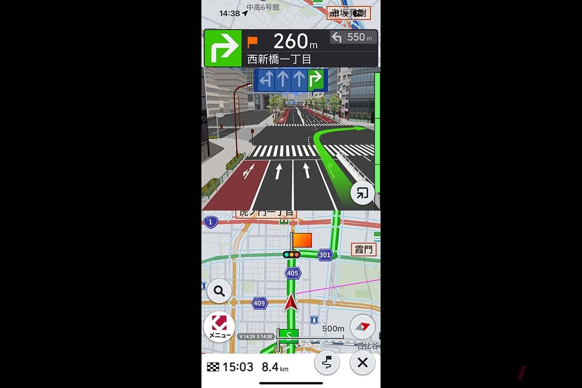 スマホでのタテ表示画面では、交差点拡大図や車線ガイドなどが上側に表示される
